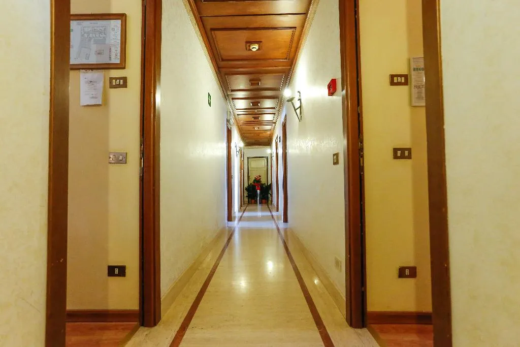 Lobby, Tempio di Pallade, Rome