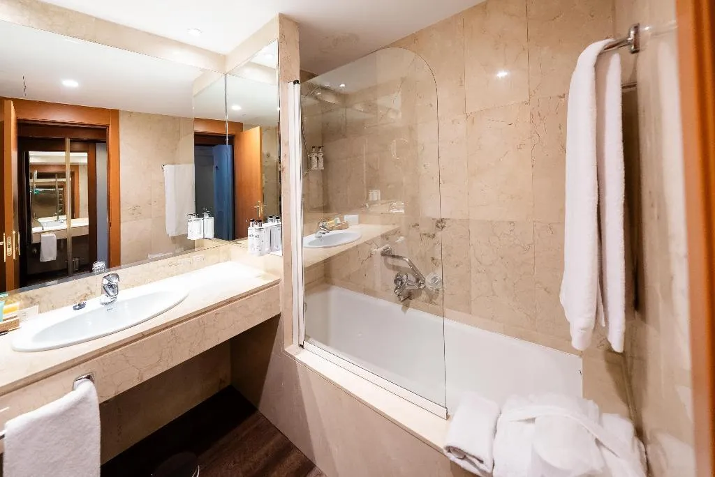 JUNIOR SUITE KING SIZE BED Room, Best Western Premier CMC Girona, Costa Brava