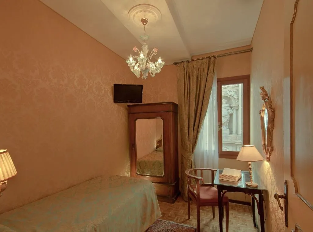 Room, Bel Sito e Berlino, Venice