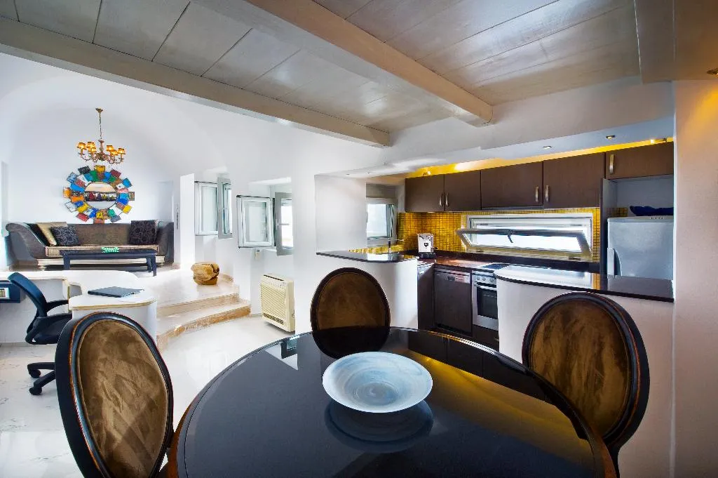 SUITE WITH JACUZZI Room, Hyperion Oia Suites, Santorini
