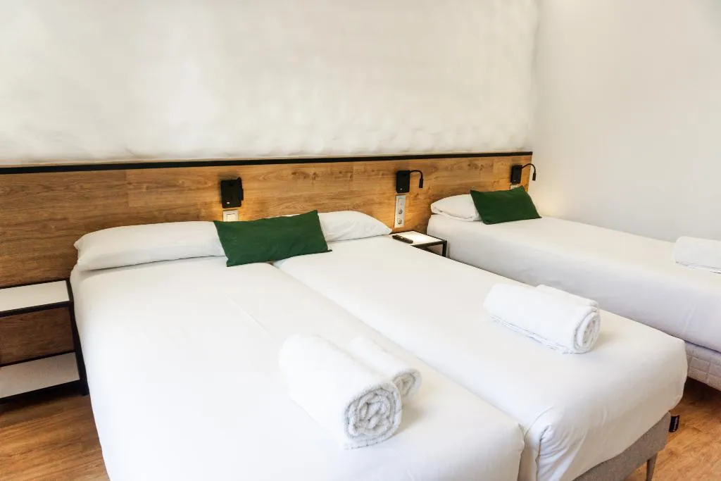 TRIPLE WITH BALCONY WITH VIEWS Room, Fontanella Green House, Barcelona