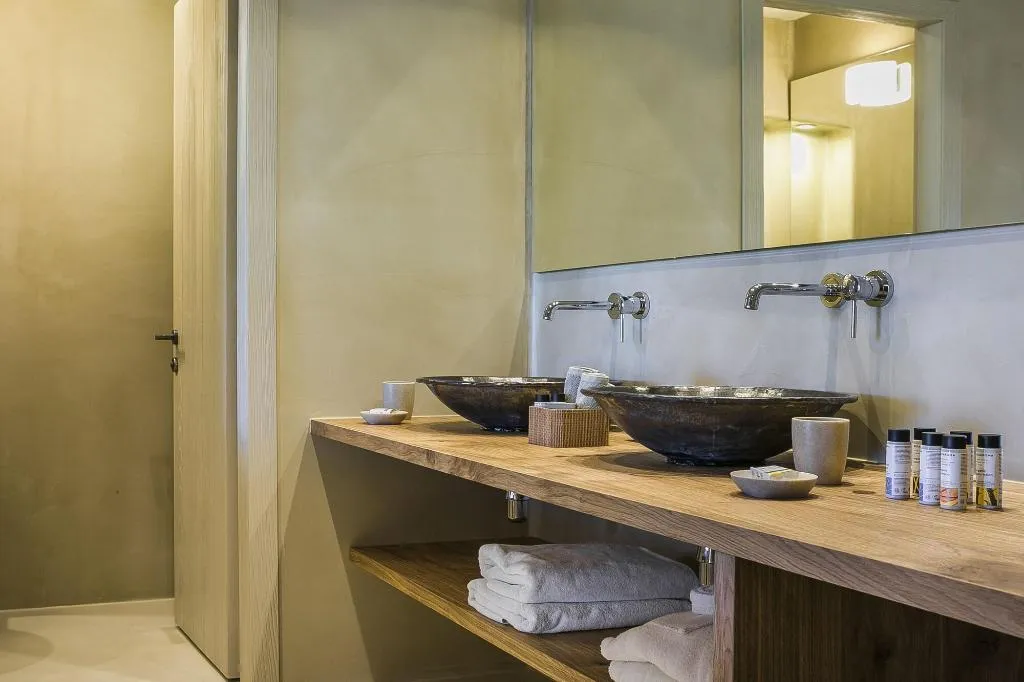 Room, F Zeen, Kefallinia