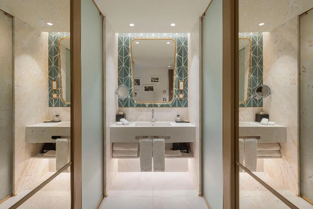 TWIN DELUXE Room, The Emerald House Lisbon, Curio Collection by Hilt, Lisbon