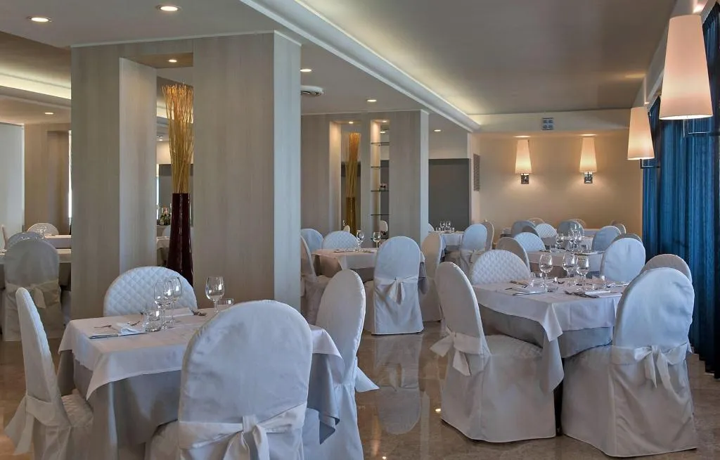 Lobby, Orient & Pacific, Venice