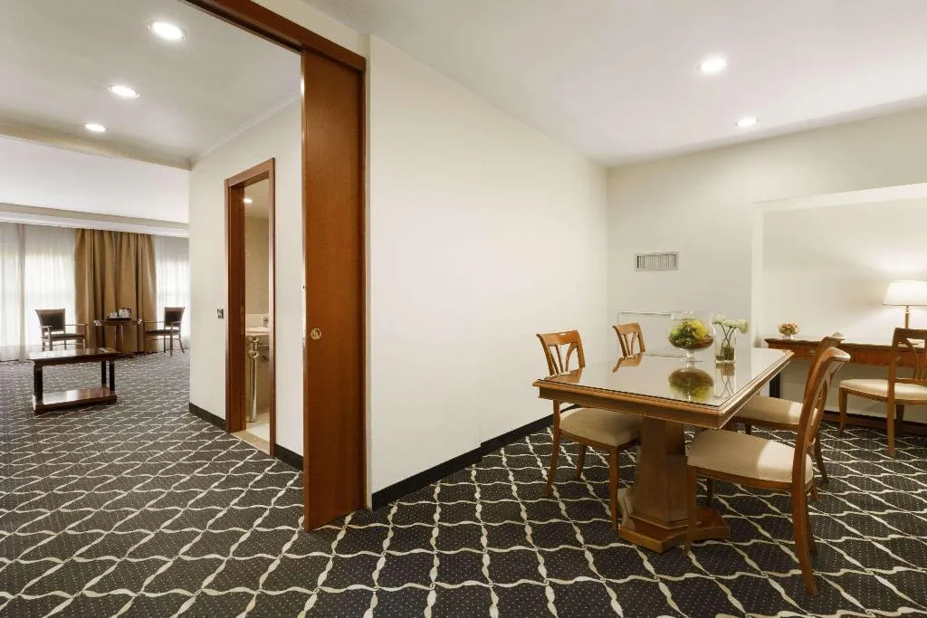 Room, Ramada Naples, Naples