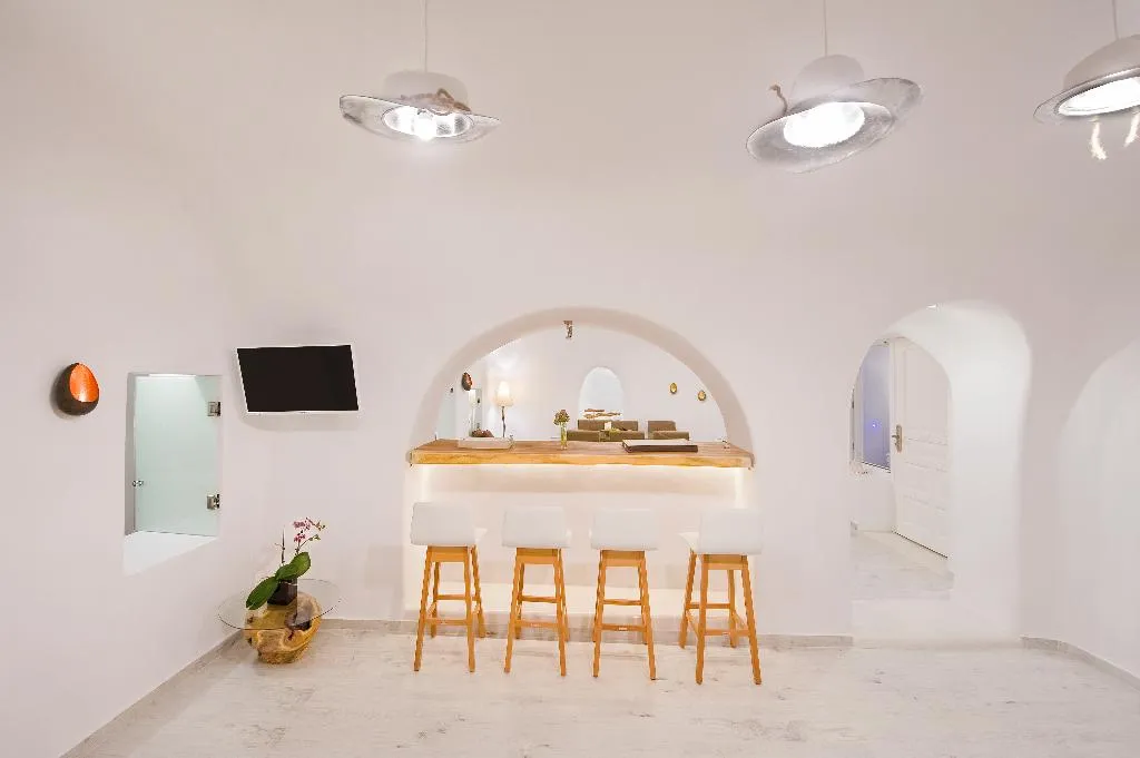 VILLA WITH PRIVATE POOL Room, Hyperion Oia Suites, Santorini