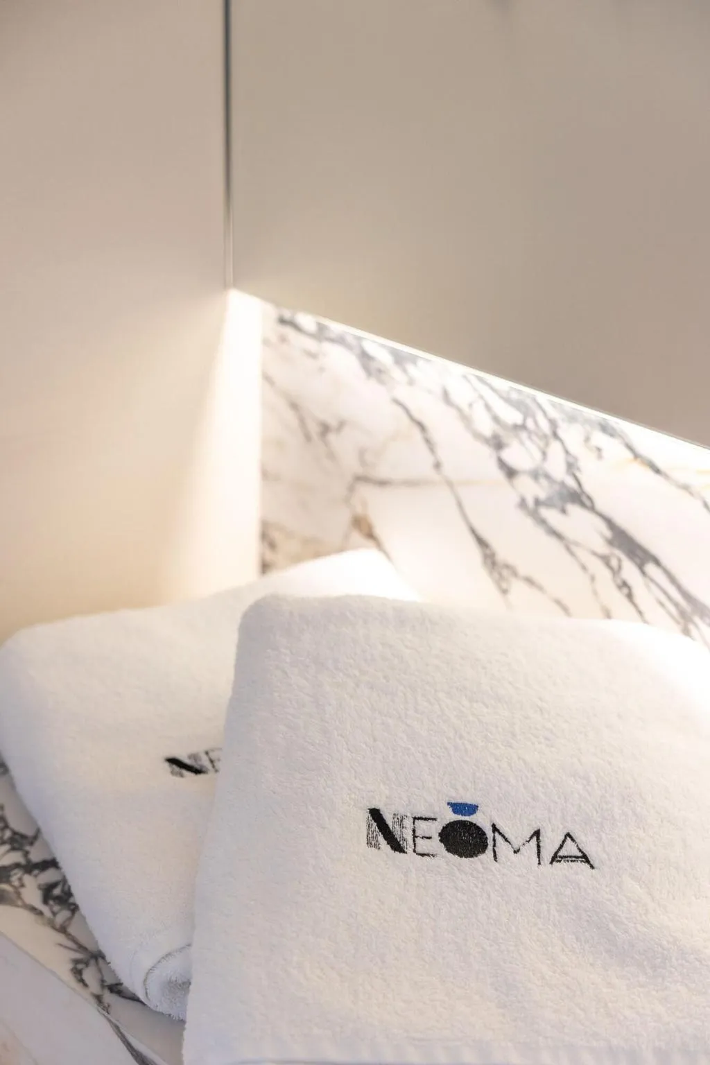 Room, Neoma, Athens