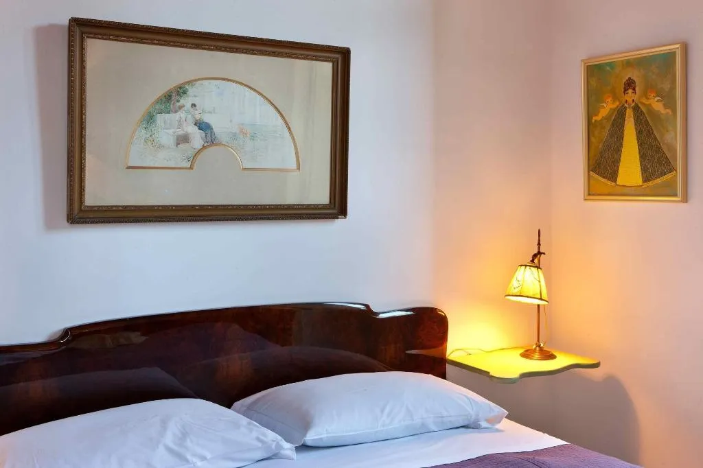 Room, Marina Piccola 73, Naples