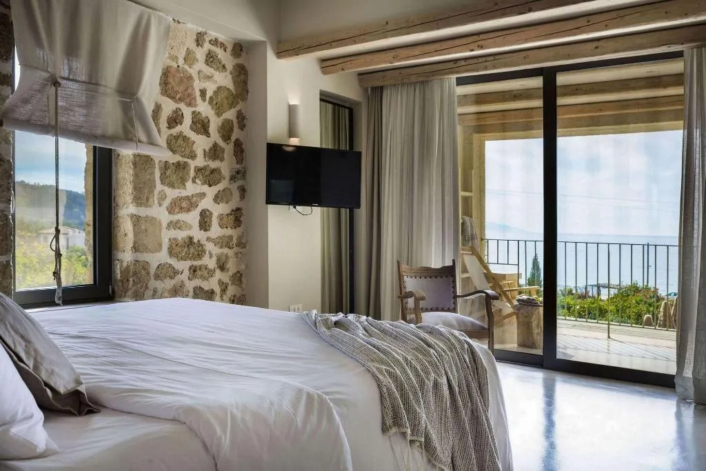 Room, F Zeen, Kefallinia