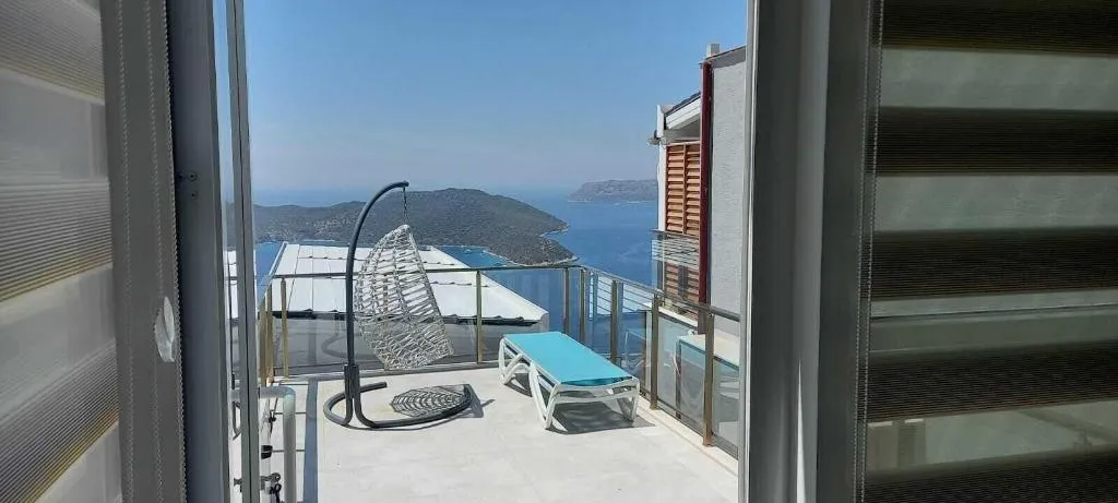 Room, Un Amor Hotel, Dalaman