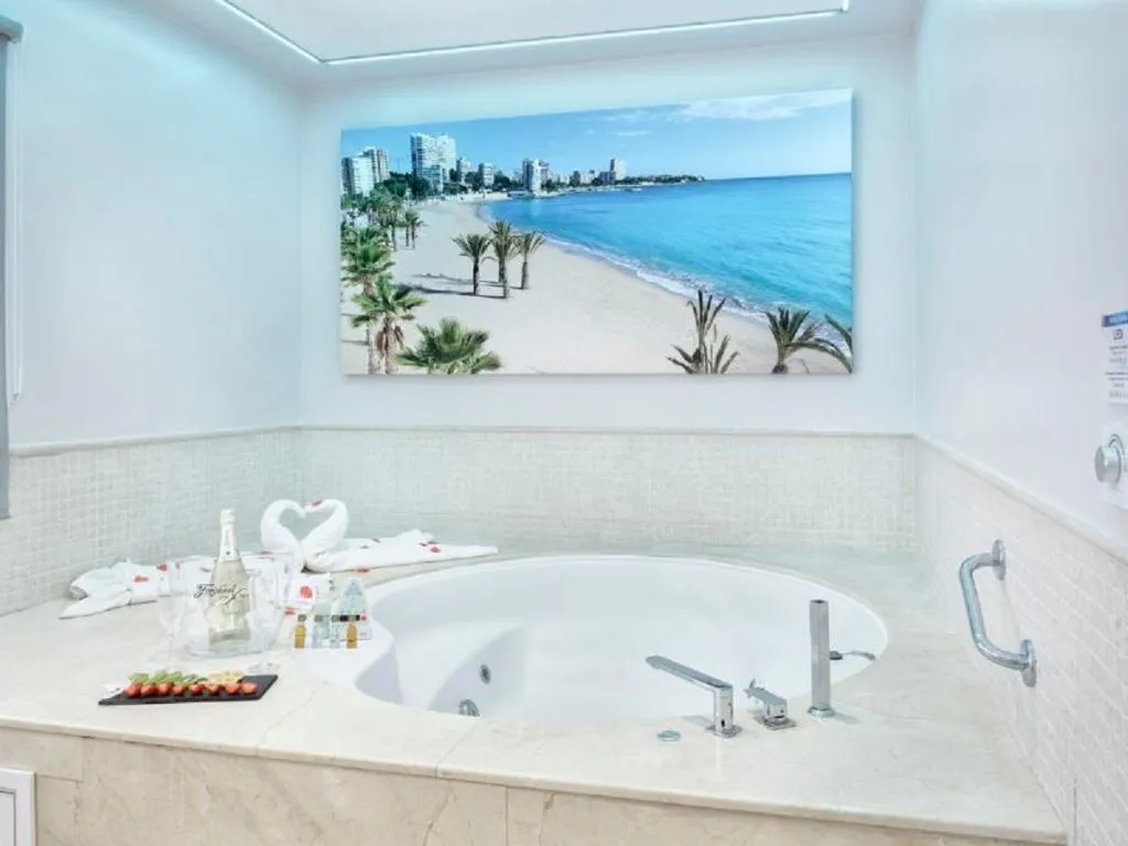 Room, Abril, Costa Blanca