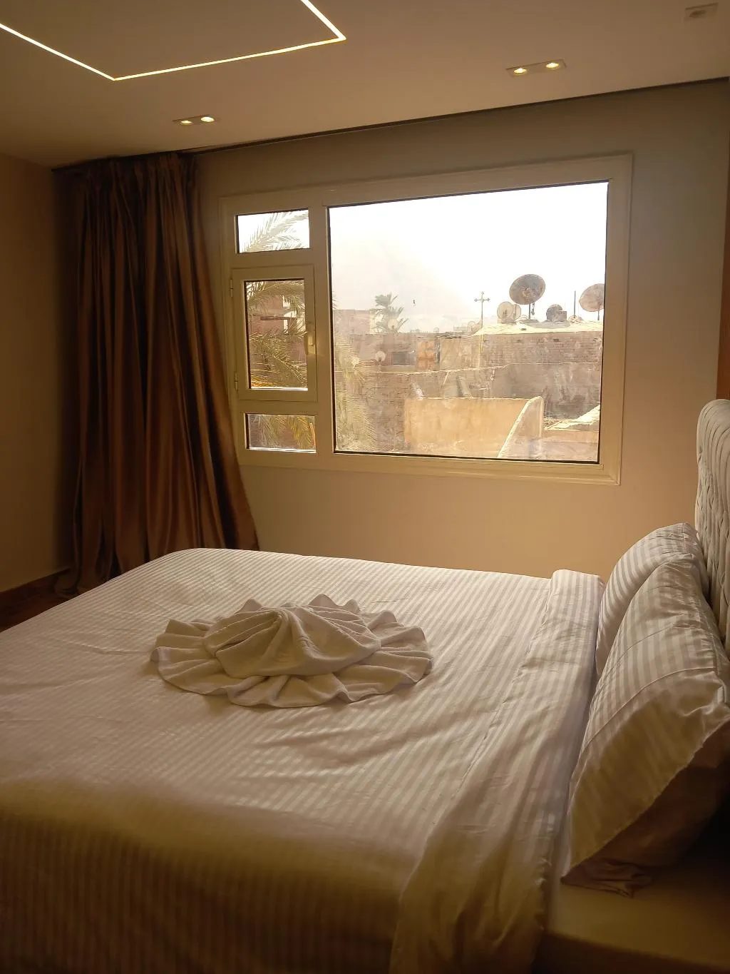 DOUBLE EXECUTIVE KING BED Room, Pyramids Enigma Grand Lodge, Cairo