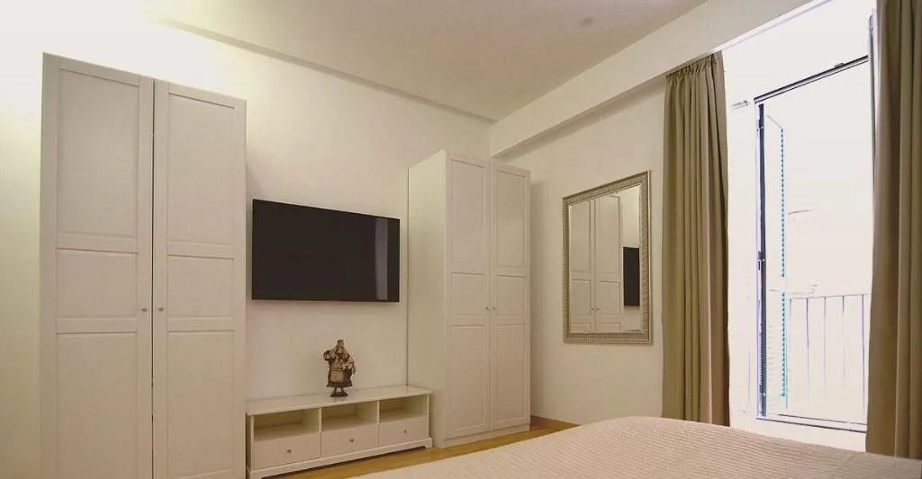 Room, La Strada Parlata, Naples