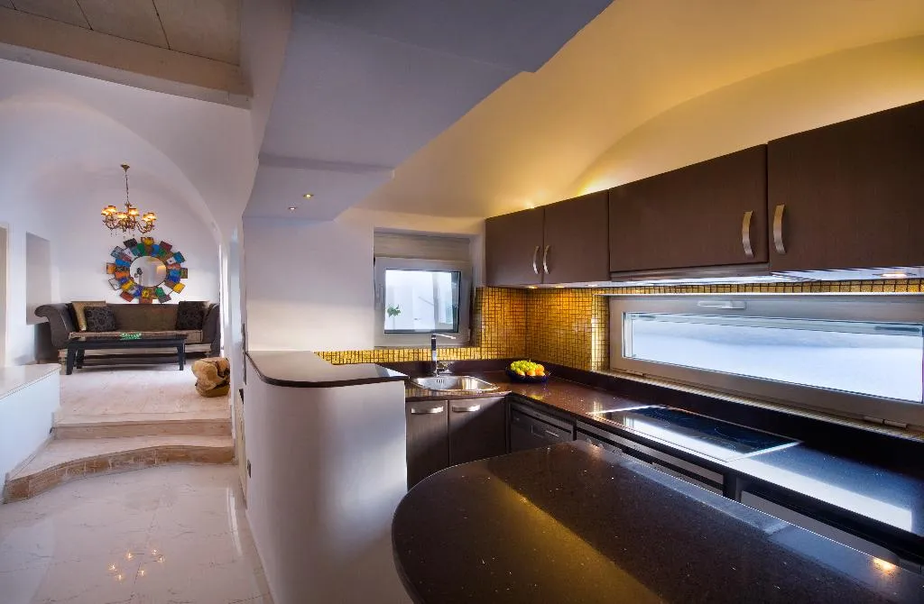 SUITE WITH JACUZZI Room, Hyperion Oia Suites, Santorini