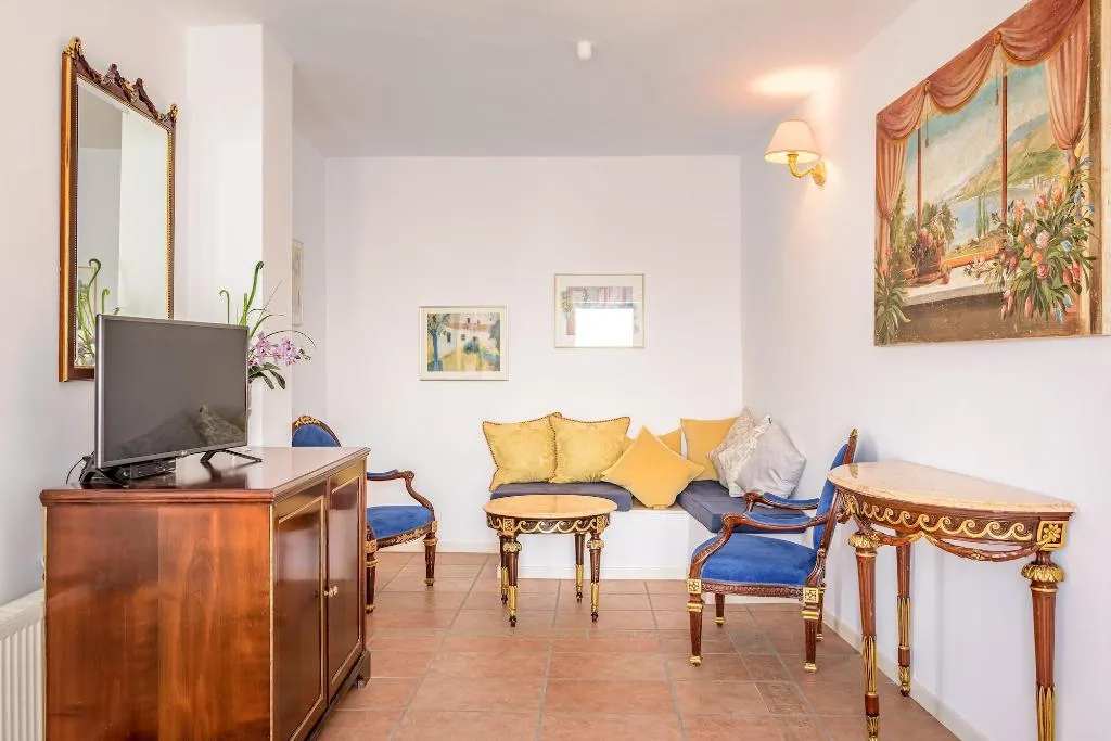 Room, Golden Grey Goose, Santorini