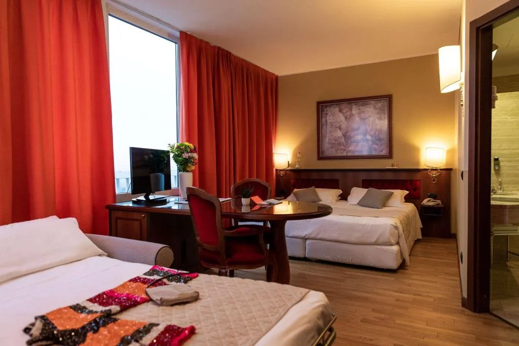 Room, Alga, Milan