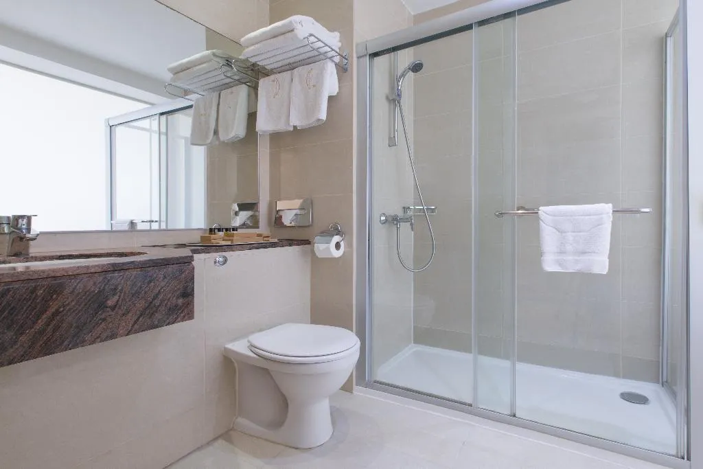 SUITE WITH JACUZZI Room, Golden Bay Beach hotel, Cyprus