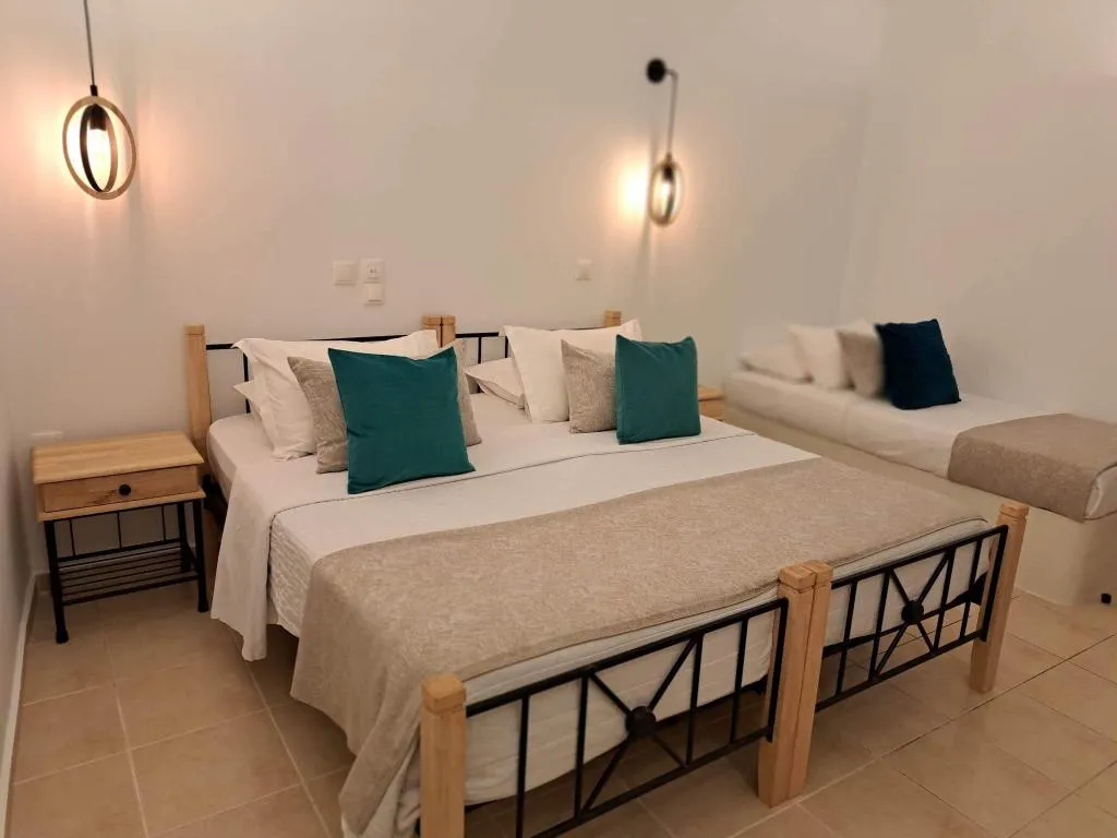 TRIPLE STANDARD Room, Amerisa Suites, Santorini