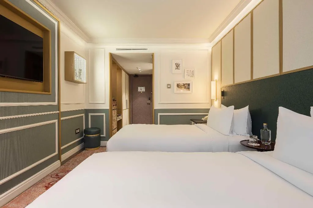 TWIN DELUXE Room, The Emerald House Lisbon, Curio Collection by Hilt, Lisbon
