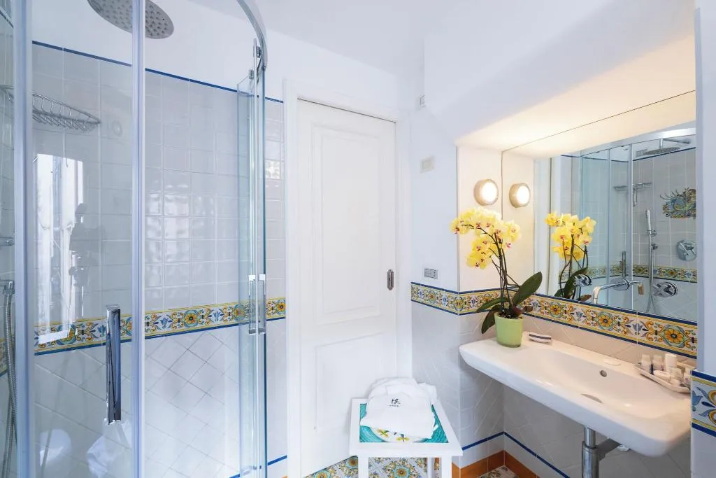 DOUBLE QUEEN SIZE BED Room, Residenza Luce, Naples