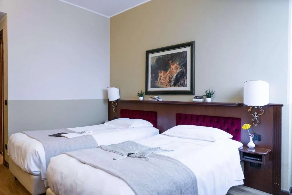 Room, Alga, Milan