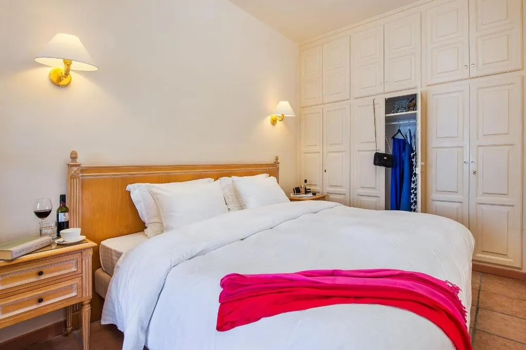 Room, Golden Grey Goose, Santorini
