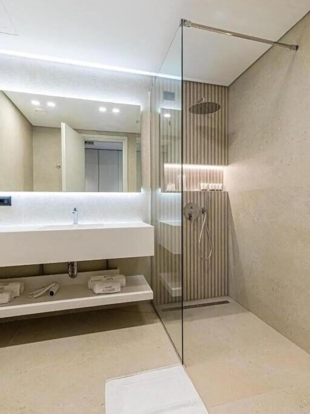 Room, Mazarine Hotel, Kavaje