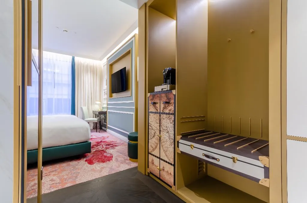 TWIN DELUXE Room, The Emerald House Lisbon, Curio Collection by Hilt, Lisbon