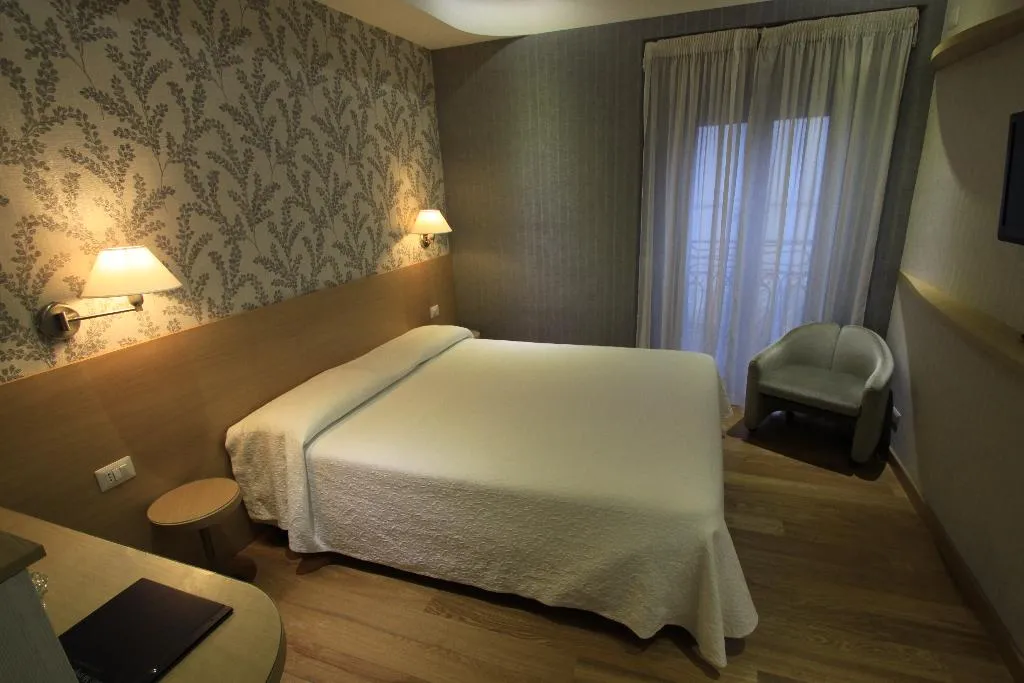 Room, Metropole Suisse, Milan