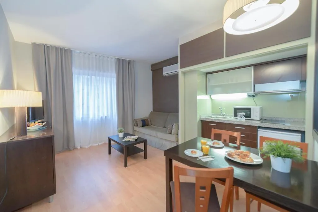 APARTMENT CAPACITY 3 ONE BEDROOM Room, Senator Barcelona Apartments, Barcelona