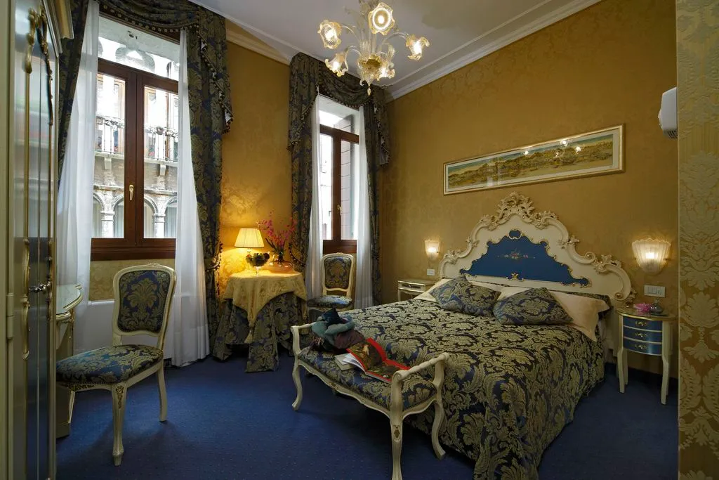 DOUBLE SUPERIOR Room, Becher, Venice