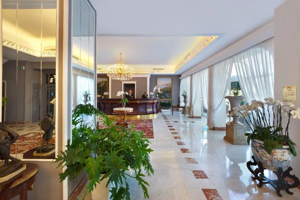 Lobby, Continental, Naples
