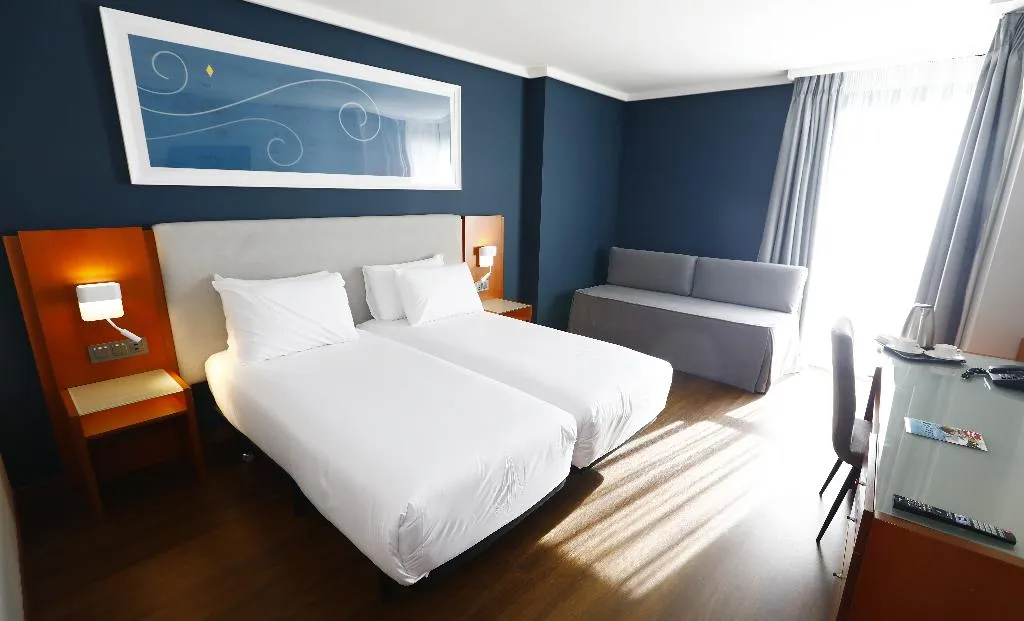 TRIPLE STANDARD Room, Travelodge Madrid Coslada Aeropuerto, Madrid