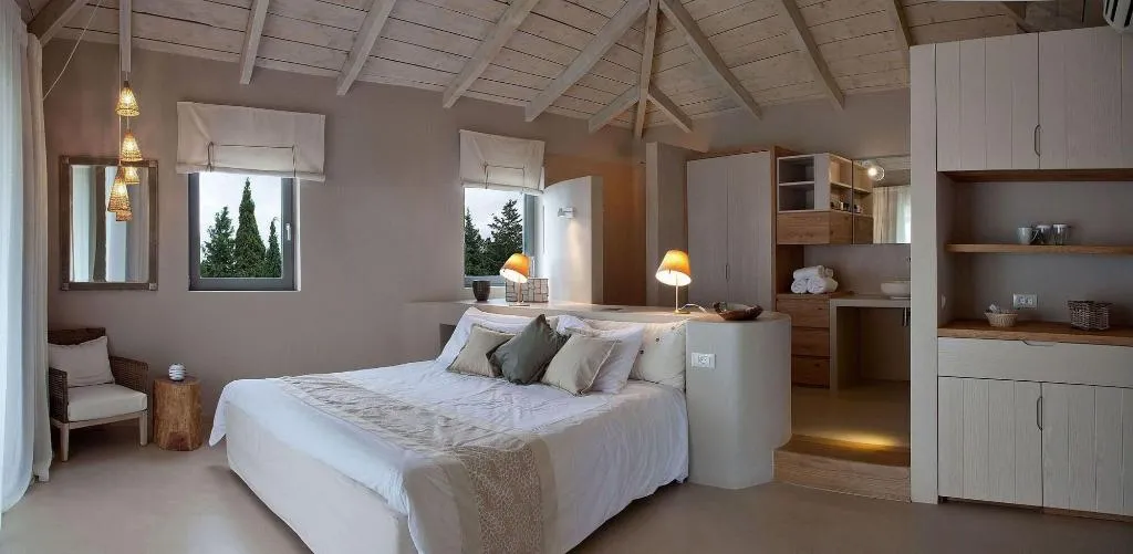 Room, F Zeen, Kefallinia