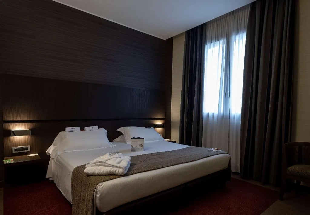 DOUBLE SUPERIOR QUEEN BED Room, Best Western Plus Hotel Monza e Brianza Palace, Milan