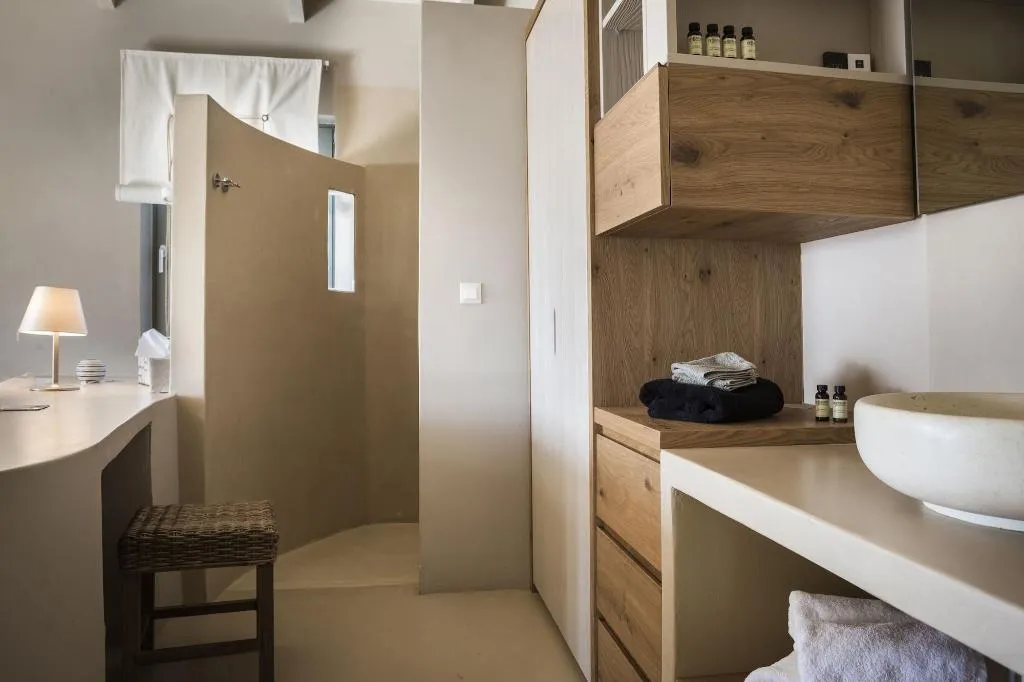 Room, F Zeen, Kefallinia