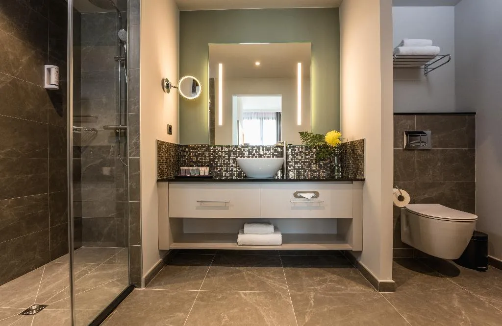 JUNIOR SUITE CAPACITY 2 Room, Leonardo Royal Hotel Barcelona Fira, Barcelona