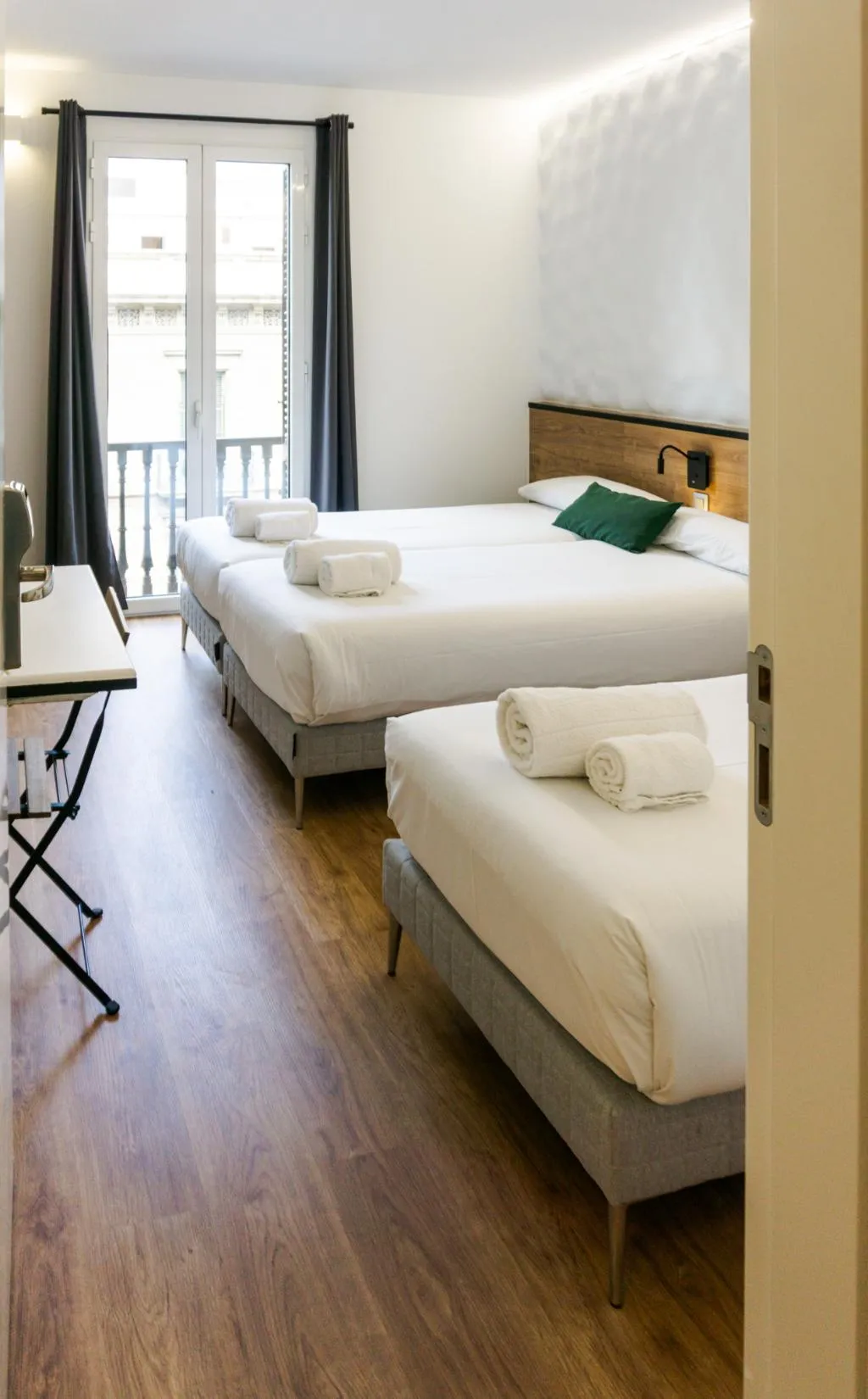 TRIPLE WITH BALCONY WITH VIEWS Room, Fontanella Green House, Barcelona