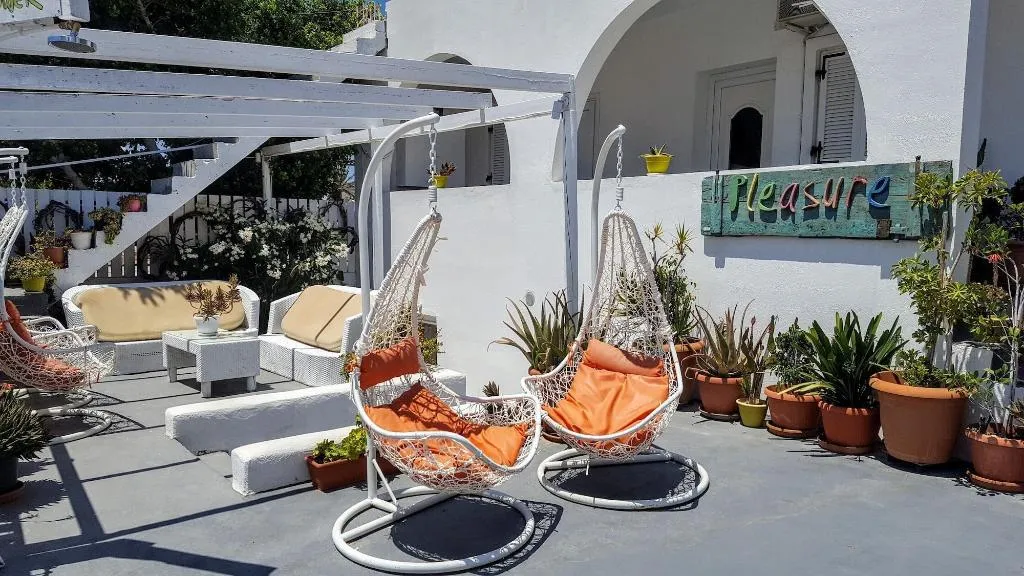 Room, Pleasure Beachside Studios, Santorini