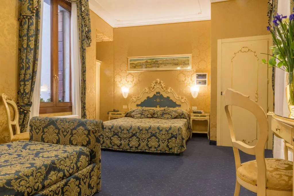 FAMILY ROOM THREE BEDS Room, Becher, Venice