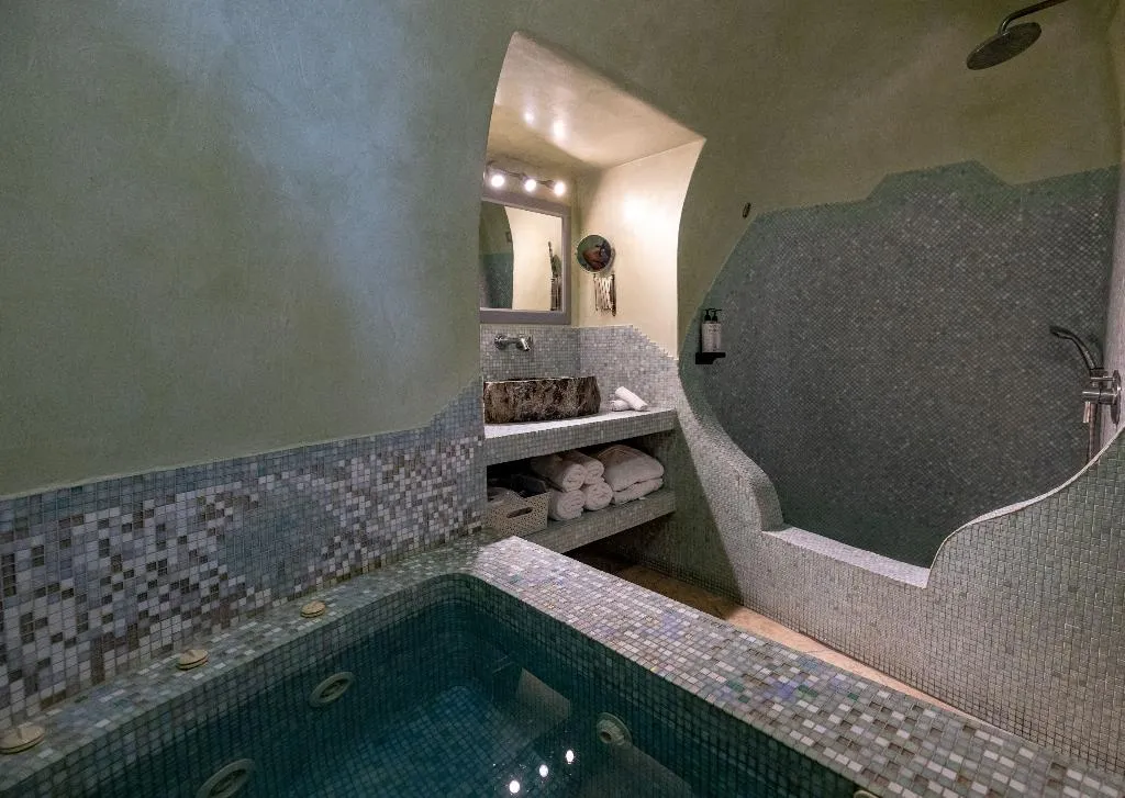 SUITE WITH JACUZZI Room, Above Blue Suites, Santorini