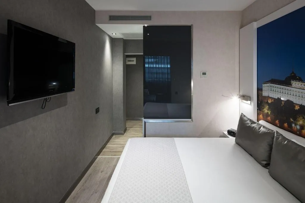 JUNIOR SUITE QUEEN SIZE BED Room, Catalonia Gran Via BCN, Barcelona