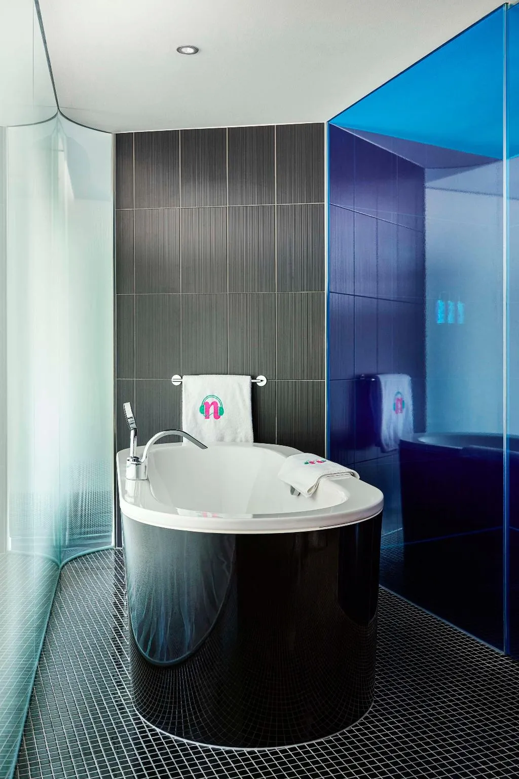 JUNIOR SUITE WITH VIEWS Room, nhow Berlin, Berlin