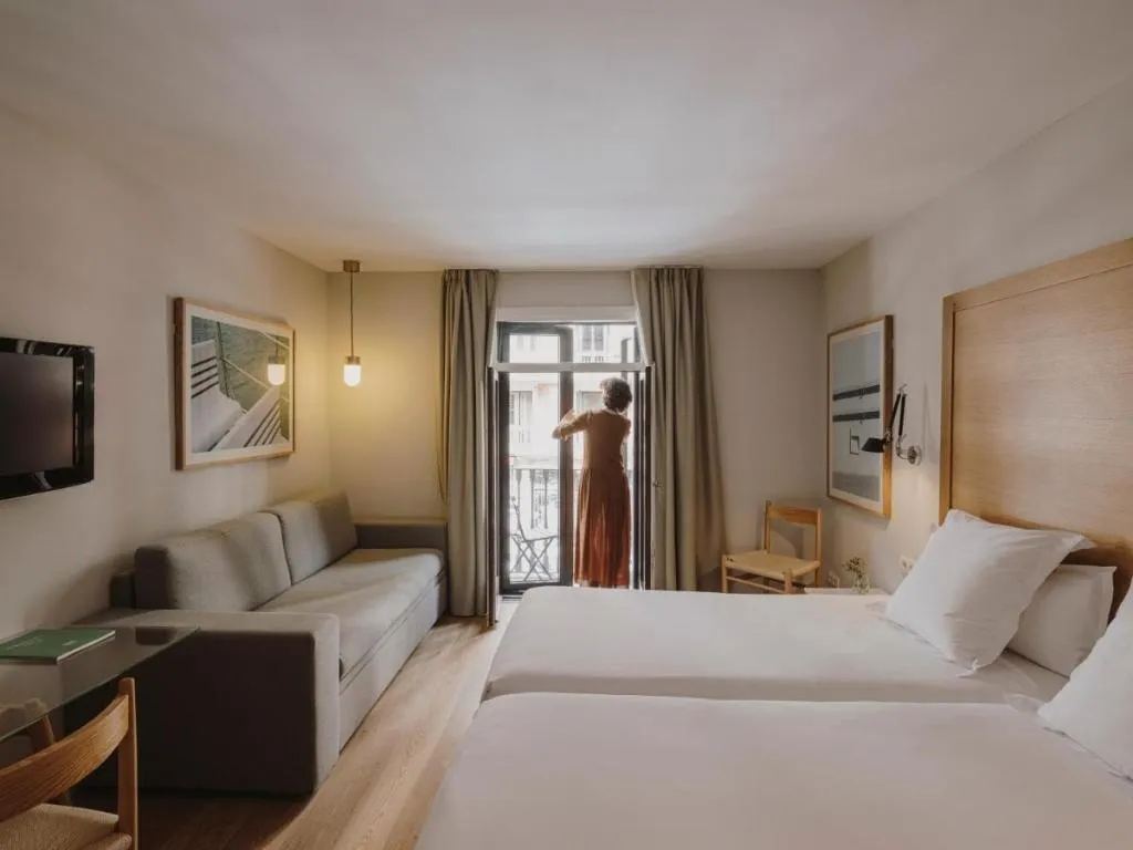 Room, Regina, Barcelona