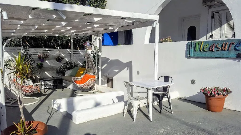 Room, Pleasure Beachside Studios, Santorini