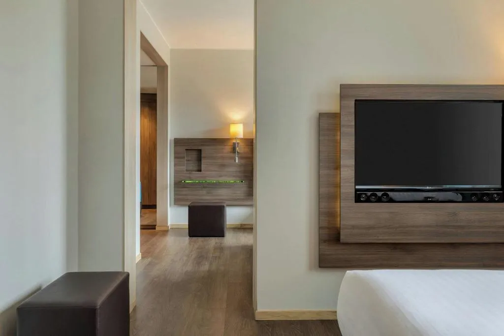 DOUBLE STANDARD Room, Moxy Milan Airport, Milan