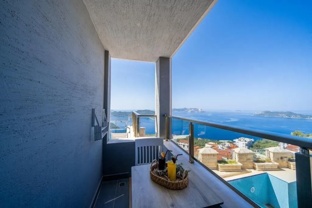 Room, Un Amor Hotel, Dalaman