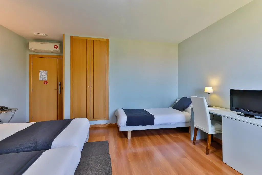 QUADRUPLE TWO BEDS Room, Santana Hotel Restaurante, Madrid