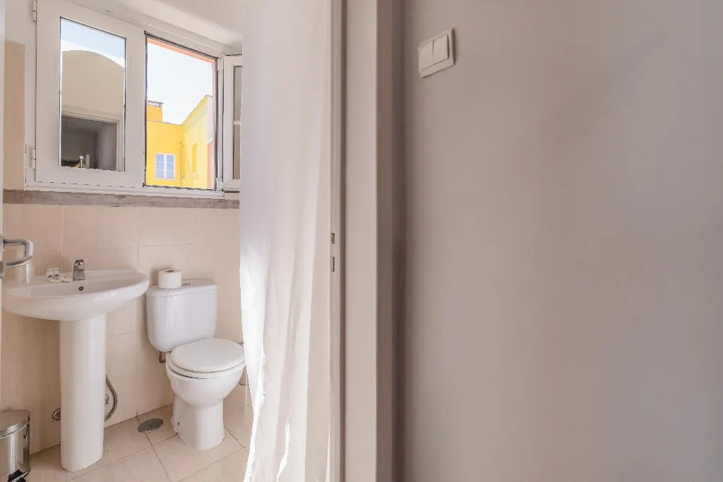 Room, V Dinastia, Lisbon
