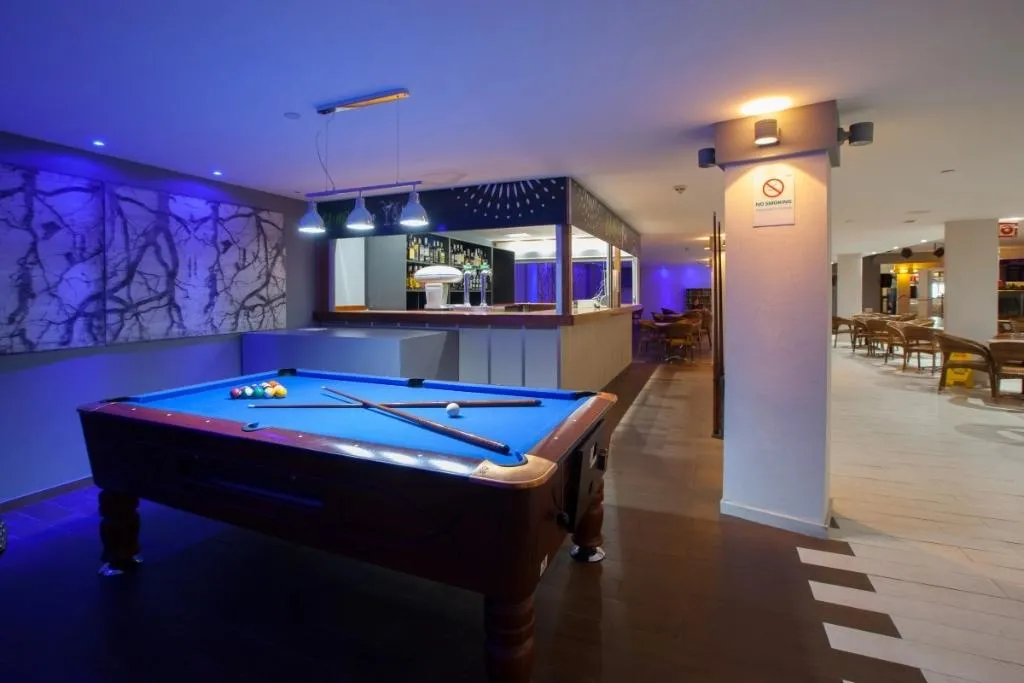 Sports and Entertainment, Revoli, Gran Canaria